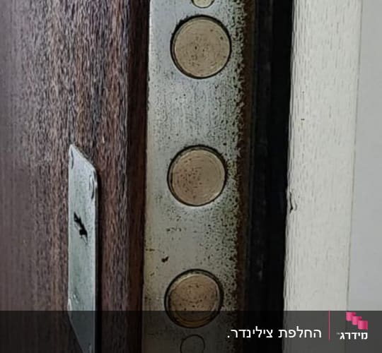 מנעול דלת מתכת עם שלושה בריחים